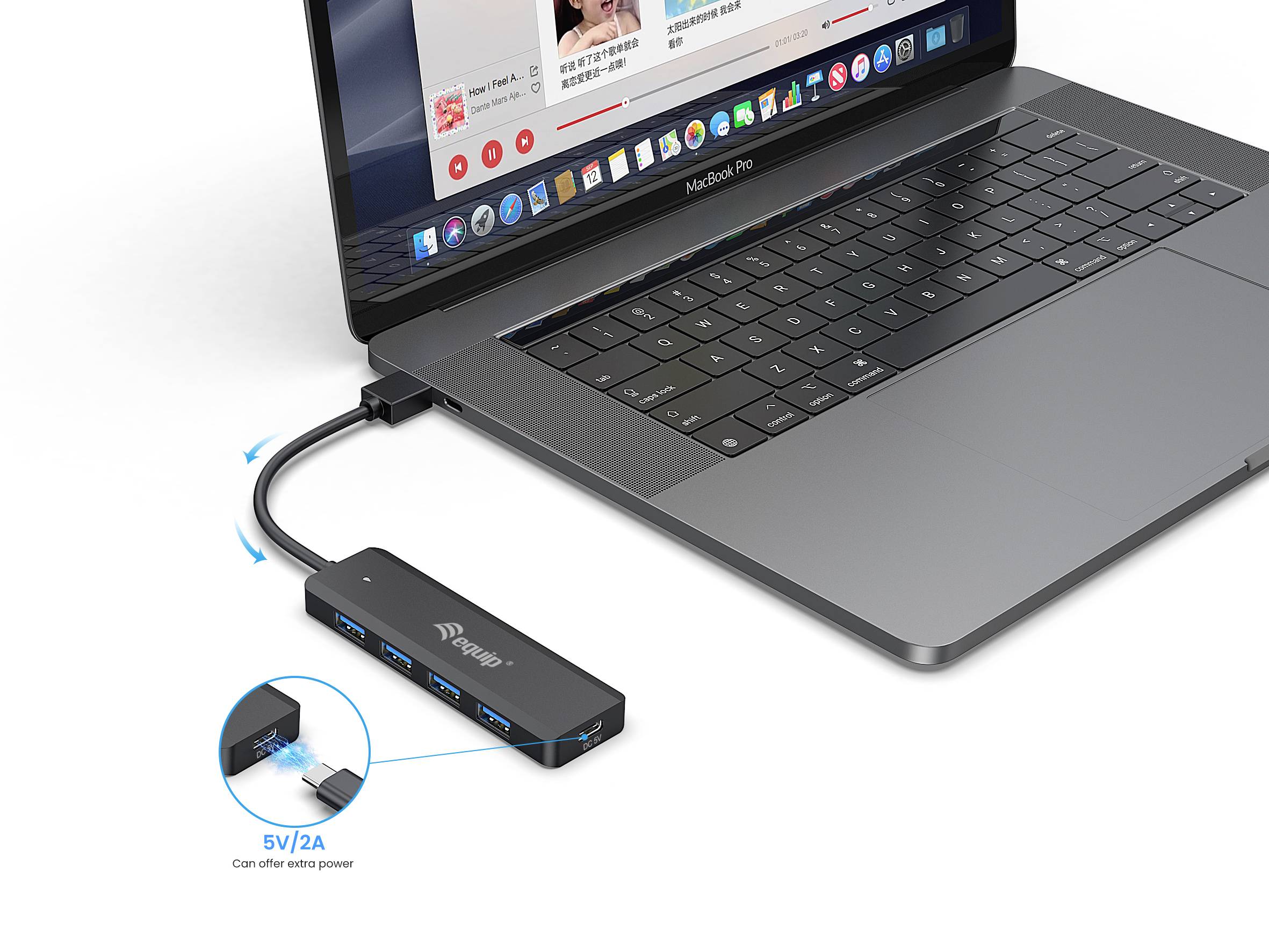 MacBook Pro s připojeným USB hubem, který přidává několik USB portů. Na obrazovce je otevřená webová stránka.