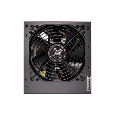 Černý napájecí zdroj počítače s velkým ventilátorem uprostřed. Je vidět mřížka, která chrání ventilátor.