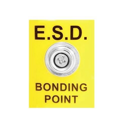 Žluté znamení s nápisem 'E.S.D. Bonding Point'. Ukazuje kovový kontaktní bod uprostřed, specificky určený pro elektrostatický výboj.