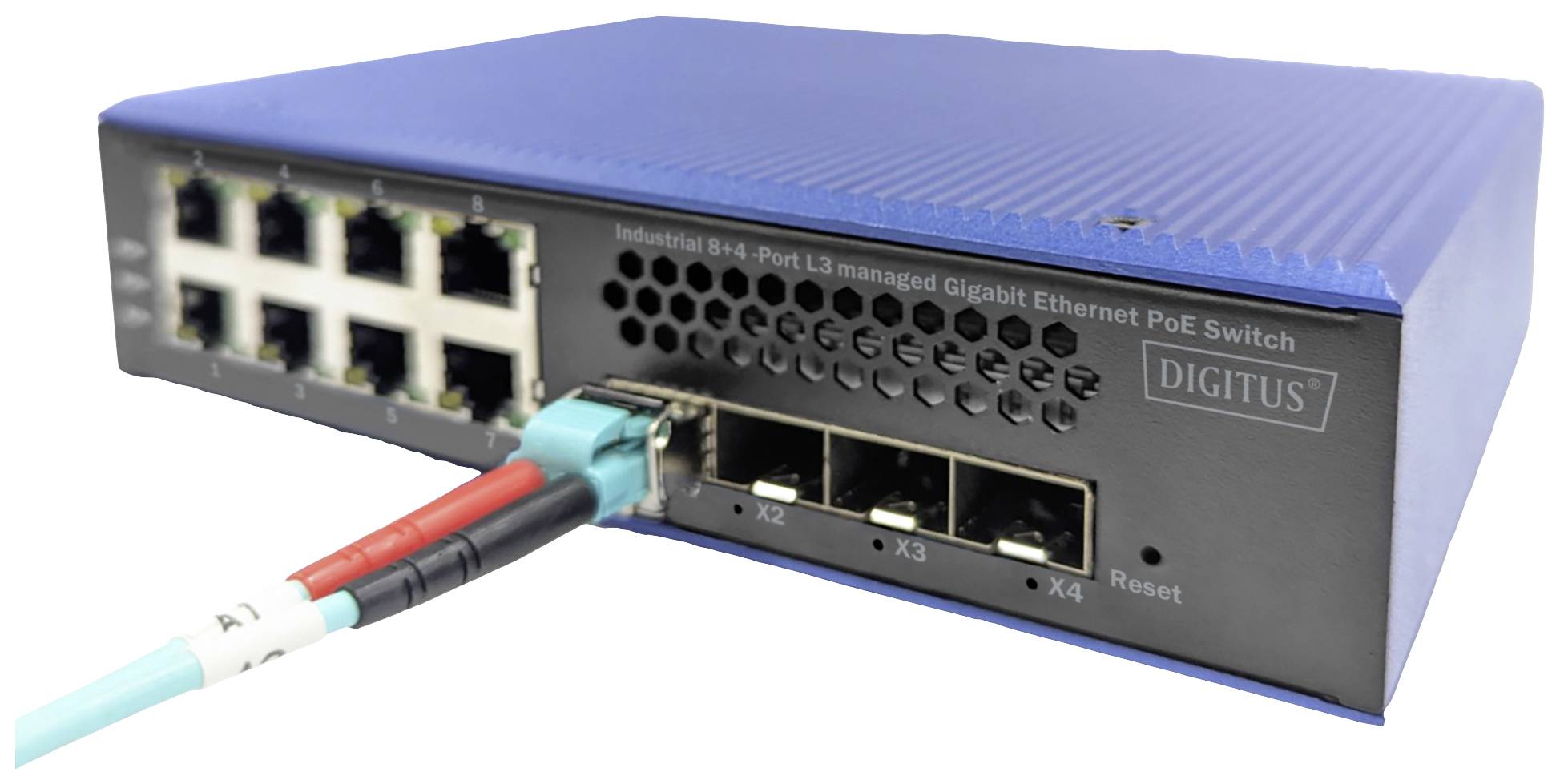 Modrý gigabitový ethernetový PoE switch s několika síťovými porty a zapojeným kabelem, štítek: 'DIGITUS'.