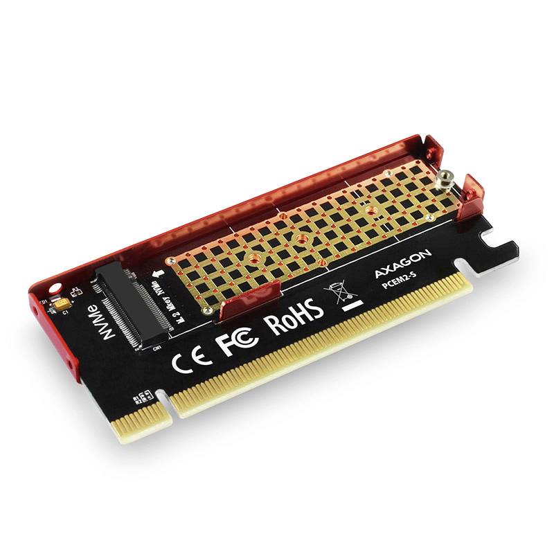 PCIe adaptérová karta s M.2 slotem pro NVMe SSD disky, černá deska plošných spojů s červenými akcenty. Obsahuje certifikační loga CE a RoHS.