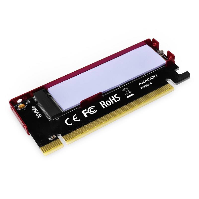 Adaptační karta M.2 NVMe SSD s červeným okrajem a zlatými konektory. Značení ukazuje standardy a kompatibilitu.