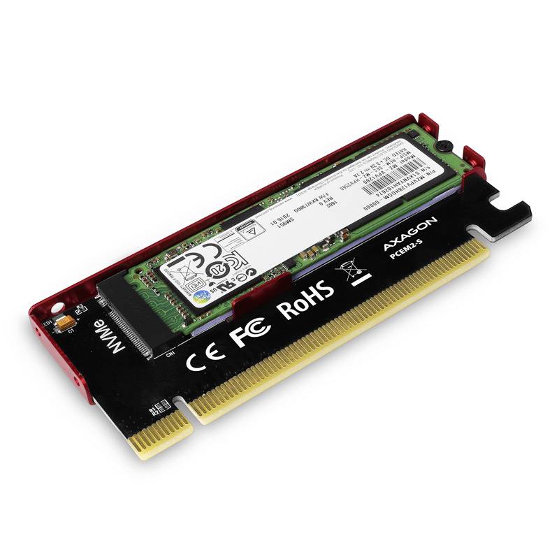 'M.2 NVMe SSD nainstalovaný na PCIe adaptéru s červenými a černými prvky. Vhodný pro pokročilá úložná řešení.'