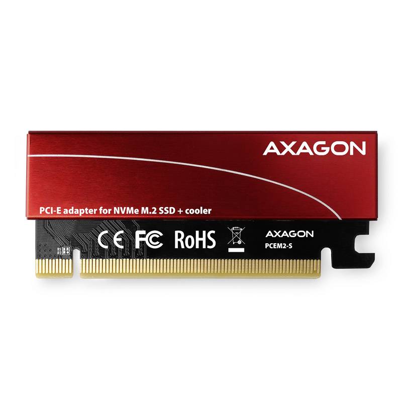 Na červené desce s zlatými kontakty je napsáno: „AXAGON PCI-E Adaptér pro NVMe M.2 SSD s chladičem". Jsou viditelná loga CE, FCC a RoHS.