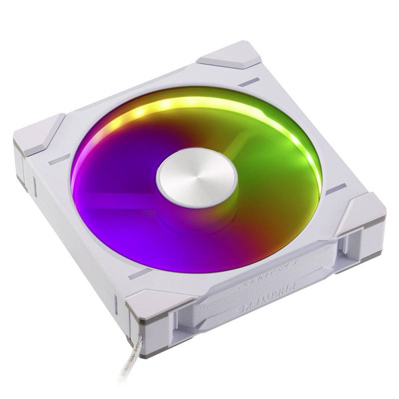 Bílý počítačový ventilátor s barevnými LED světly, které svítí v duhových barvách.
