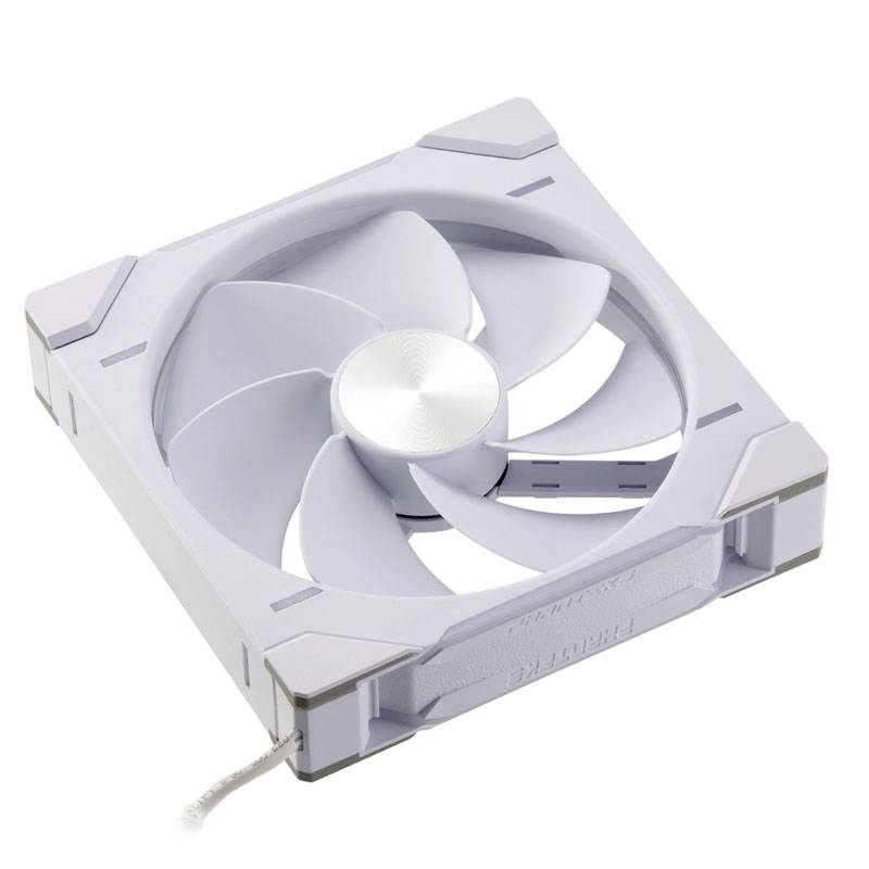 Bílý počítačový ventilátor s pěti listy v hranatém rámu, vhodný pro chlazení počítačů.