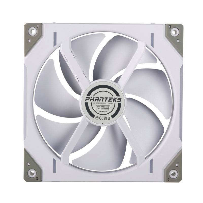 Bílý počítačový ventilátor značky Phanteks se sedmi lopatkami a čtvercovým rámečkem.