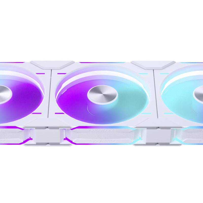 Tři počítačové ventilátory namontované vedle sebe s RGB podsvícením v modré, fialové a tyrkysové barvě. Moderní technologie a design.