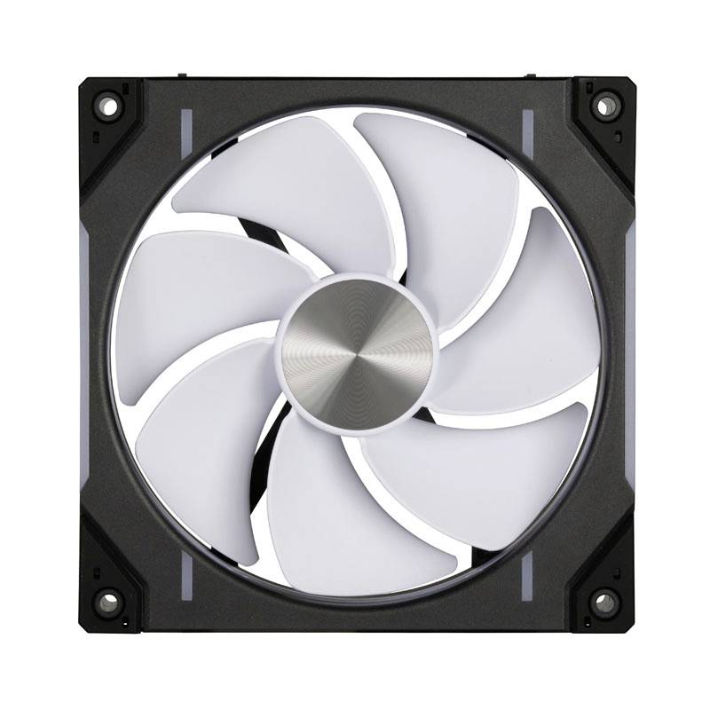 Bílý počítačový ventilátor v černém čtvercovém rámu. Ventilátor má sedm zakřivených lopatek se stříbrným středem.