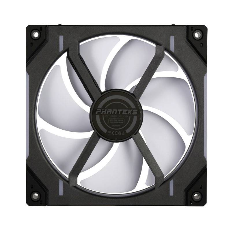 Čtvercový počítačový ventilátor s bílými lopatkami a černým rámečkem; na něm je nápis 'Phanteks'.