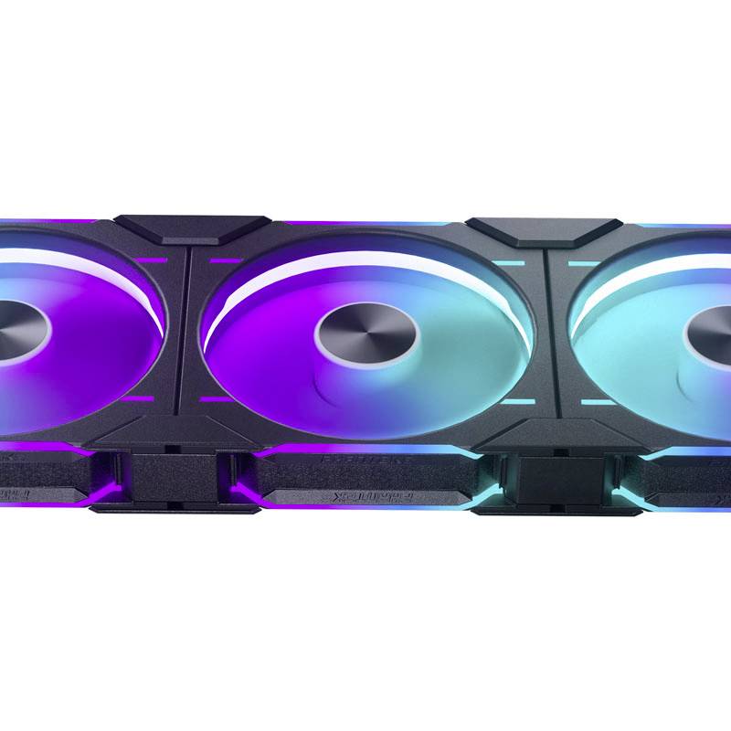 Tři PC ventilátory s RGB podsvícením v modré a fialové barvě, umístěné vedle sebe.