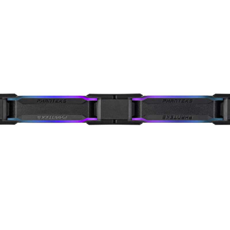Kabel s RGB podsvícením s nápisem 'Phanteks' na obou stranách, které svítí v různých barvách.