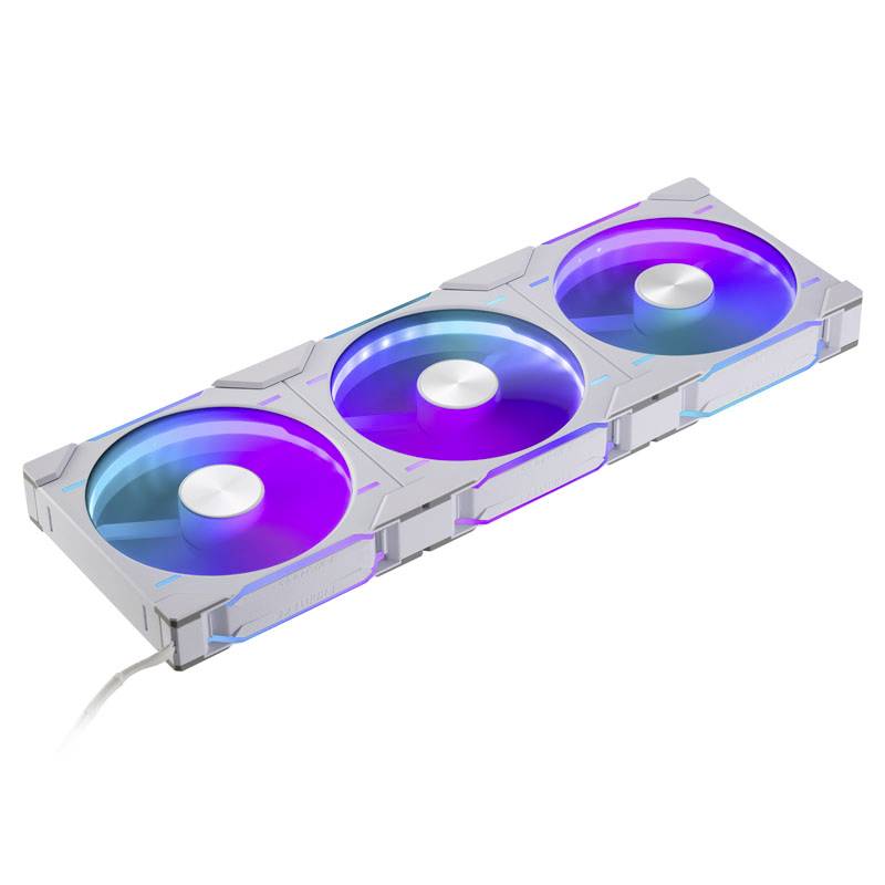 Počítačový ventilátor se třemi osvětlenými RGB ventilátory namontovanými v bílém pouzdře. Barvy se mění mezi modrou a fialovou.