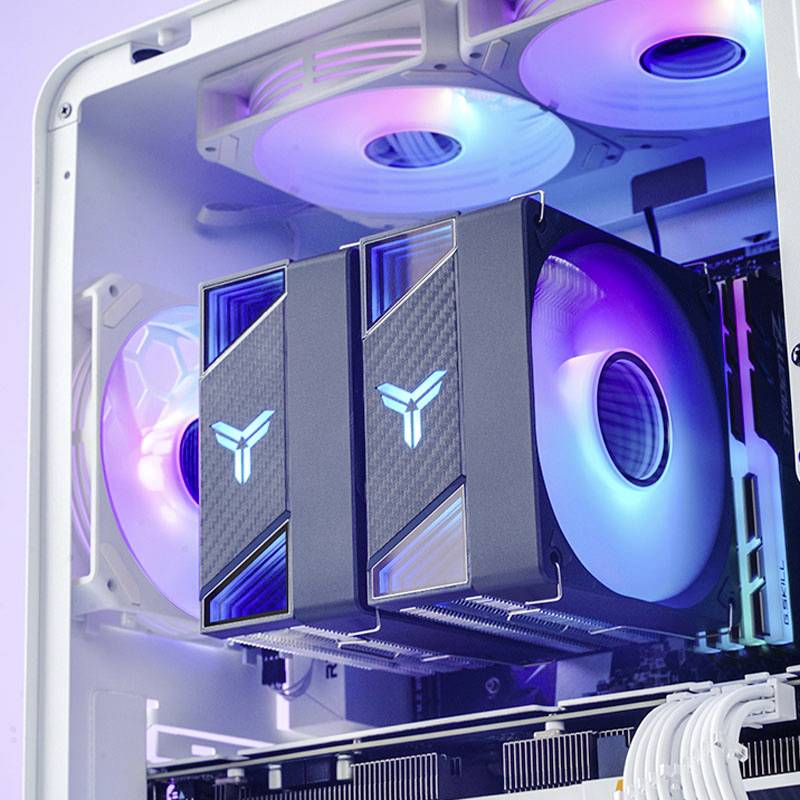 Pohled do vnitřku počítače s RGB podsvícenými ventilátory a grafickými kartami v jasně osvětěné skříni.