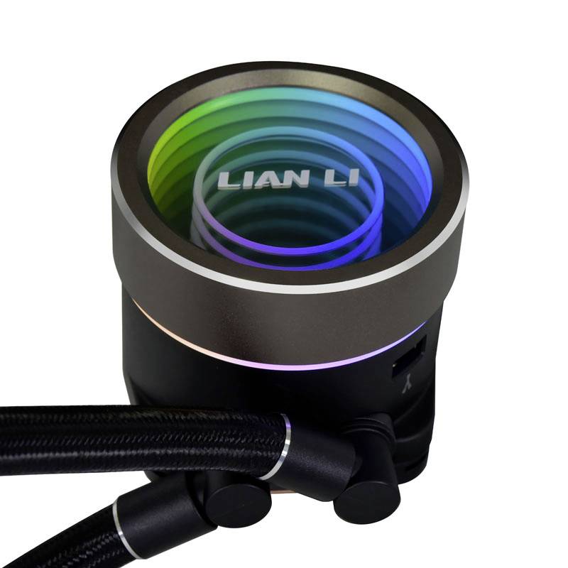 Ventilátor s RGB podsvícením a nápisem 'LIAN LI'; válcovitý tvar s několika barevnými zářícími prstenci.