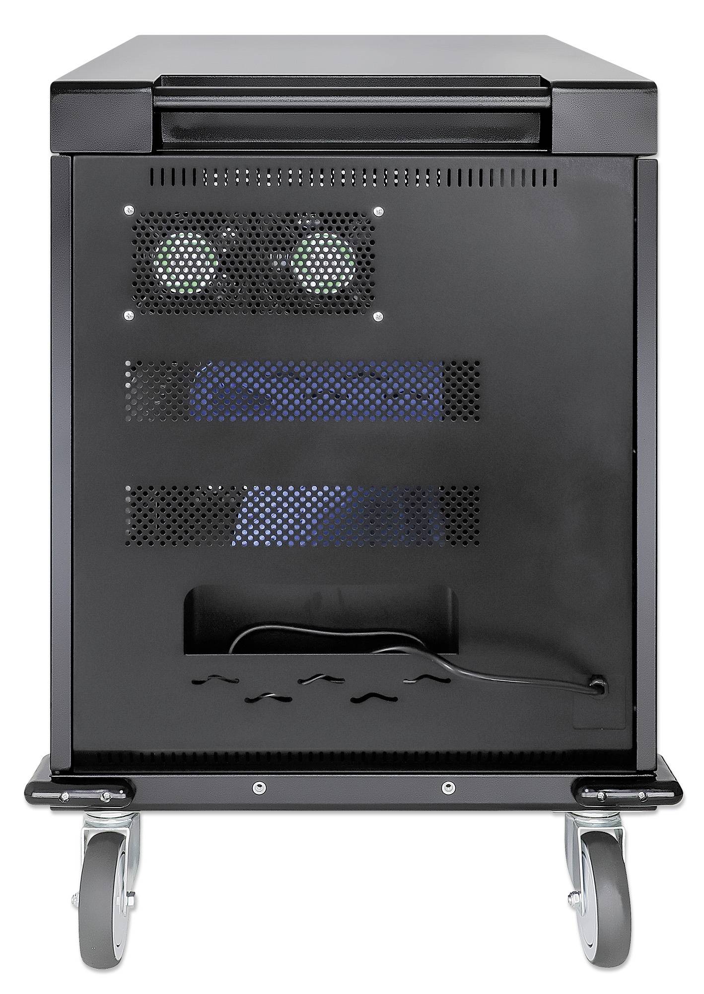 Černá mobilní serverová skříň na kolečkách s perforovanými předními dvířky pro větrání, vhodná pro uskladnění IT vybavení.