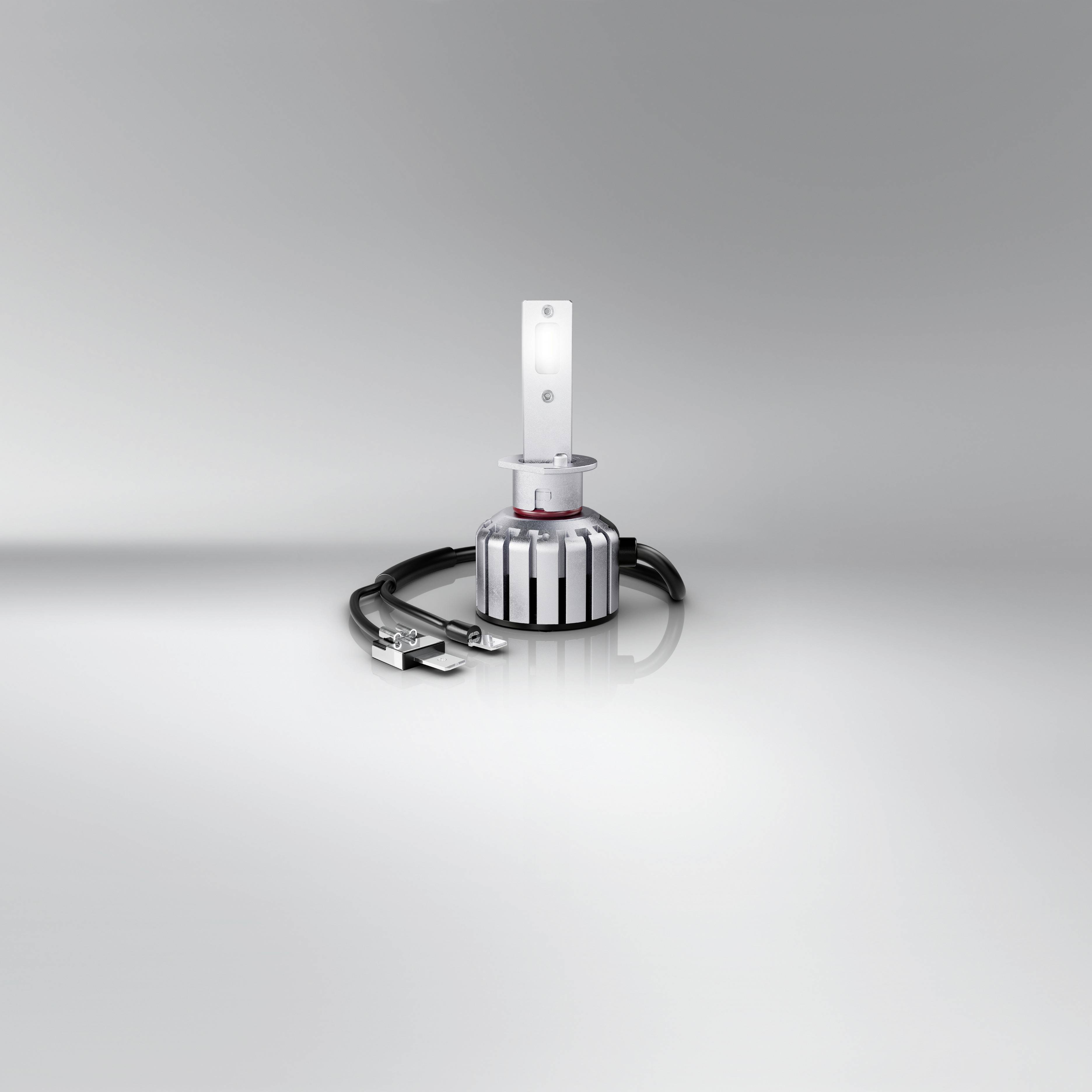 Jedna moderní LED lampa s chladičem a kabelovými přípoji na neutrálním pozadí. Ideální pro automobilové osvětlení.