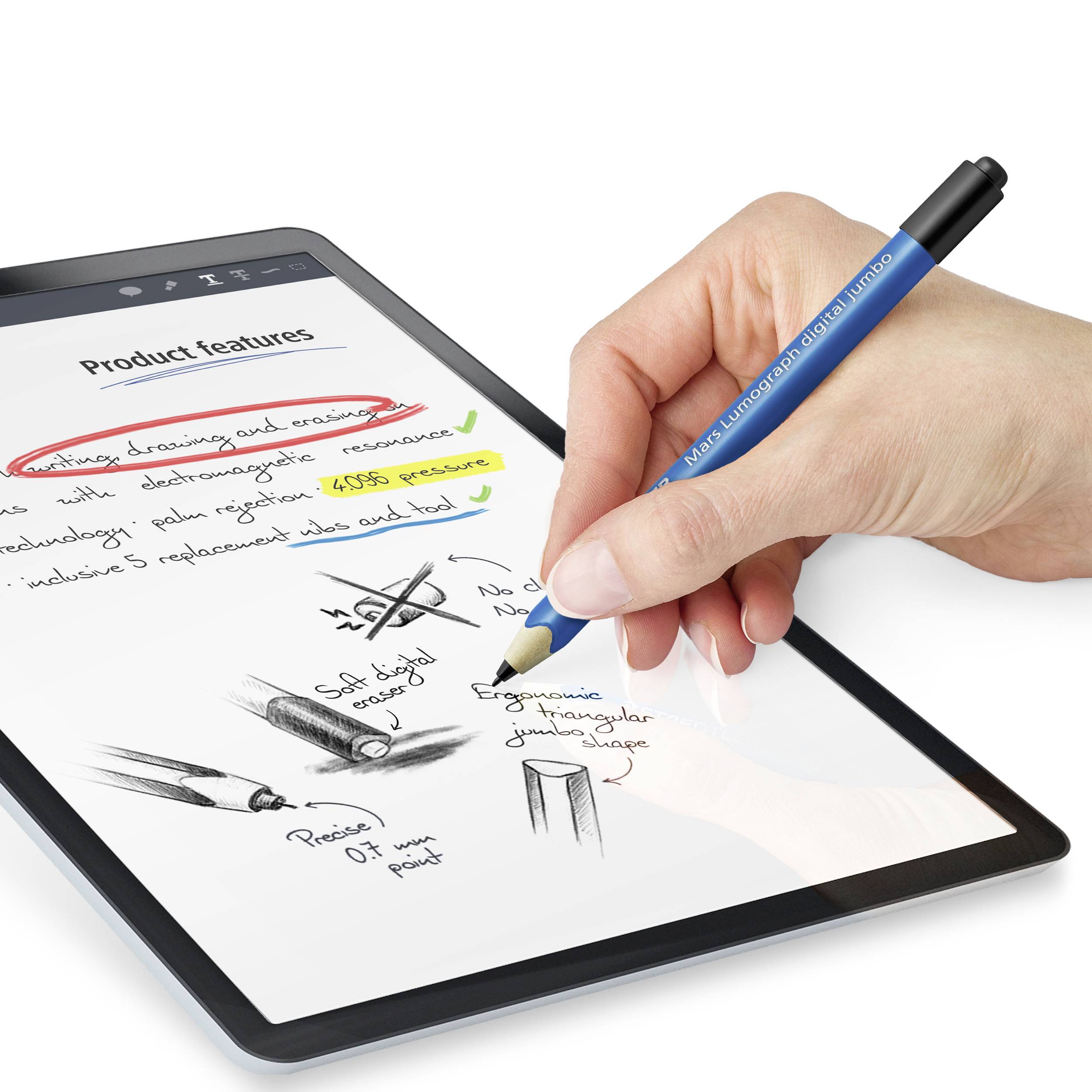 Tablet zobrazuje ručně psané poznámky a náčrty k vlastnostem produktu. Ruka drží modrý pero pro tvorbu poznámek.