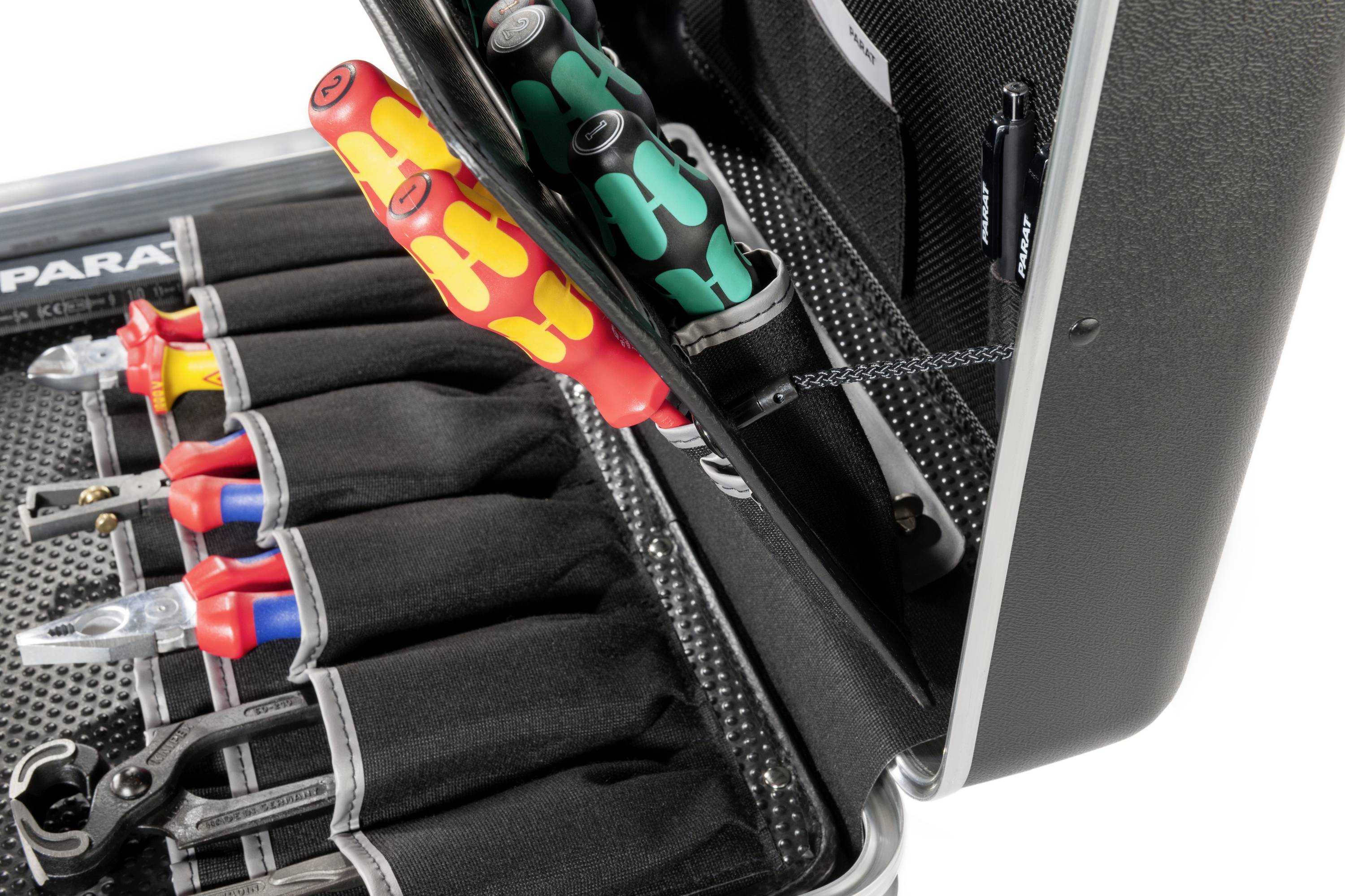 Otevřený kufřík s nářadím, kde jsou šroubováky a kleště uspořádány v jednotlivých kapsách. Nahoře je vidět další přihrádka s dalšími nástroji.