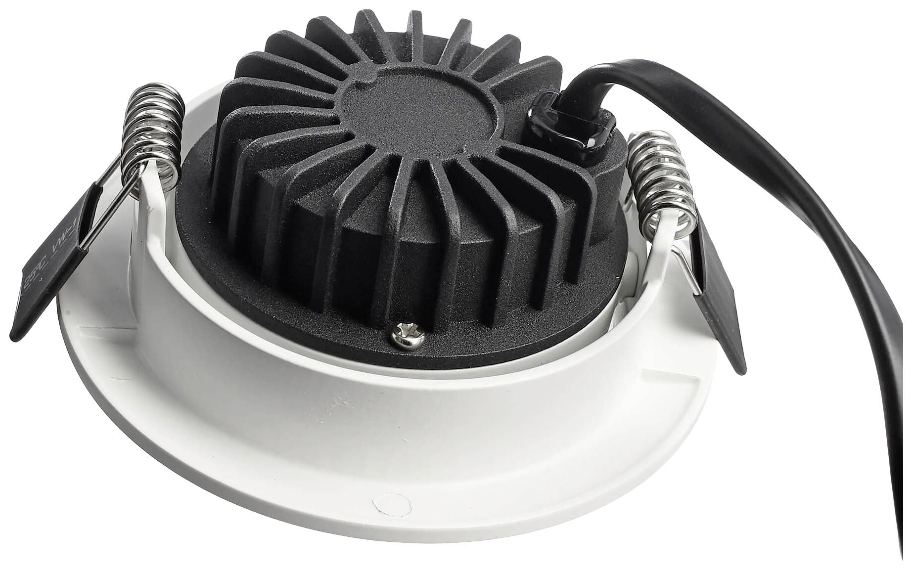 Stropní vestavné LED svítidlo s černým chladičem a dvěma kovovými pružinami pro upevnění. Ke svítidlu je připevněn jeden kabel.