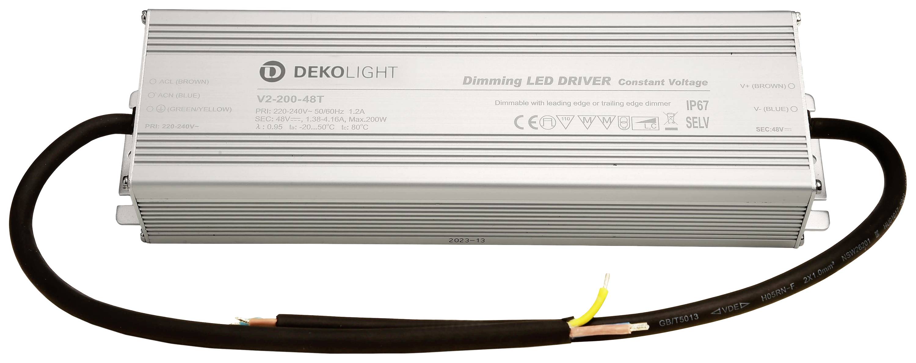 Stříbrný LED driver od společnosti Dekolight s nápisem 'Dimming LED Driver'. Černý a žlutý kabel jsou připojeny.
