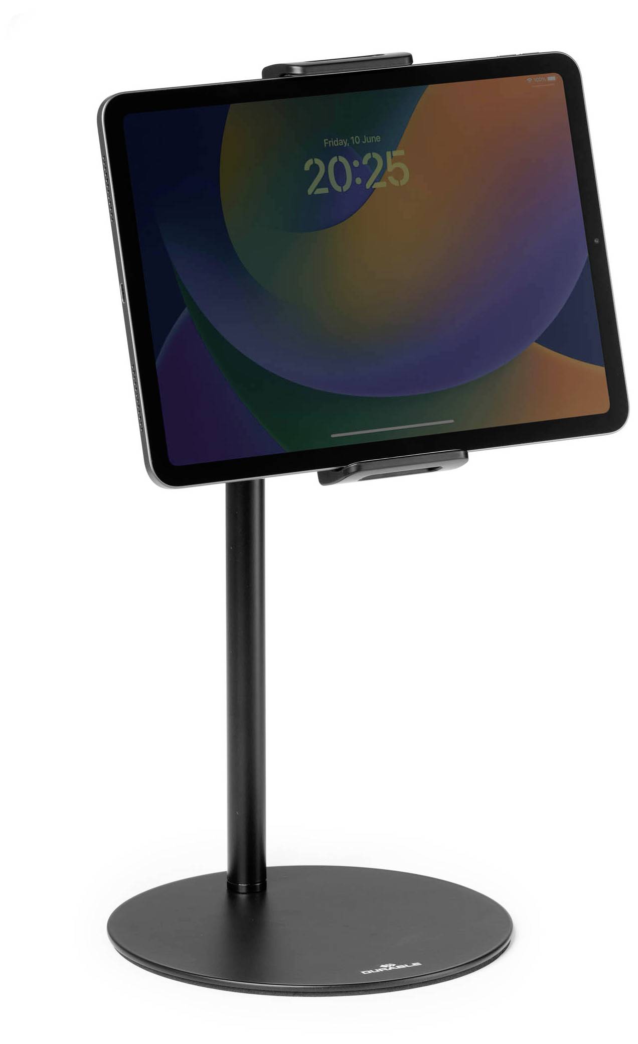 Tablet je připevněn na černém stojanu. Obrazovka zobrazuje čas 20:25 a barevné pozadí.