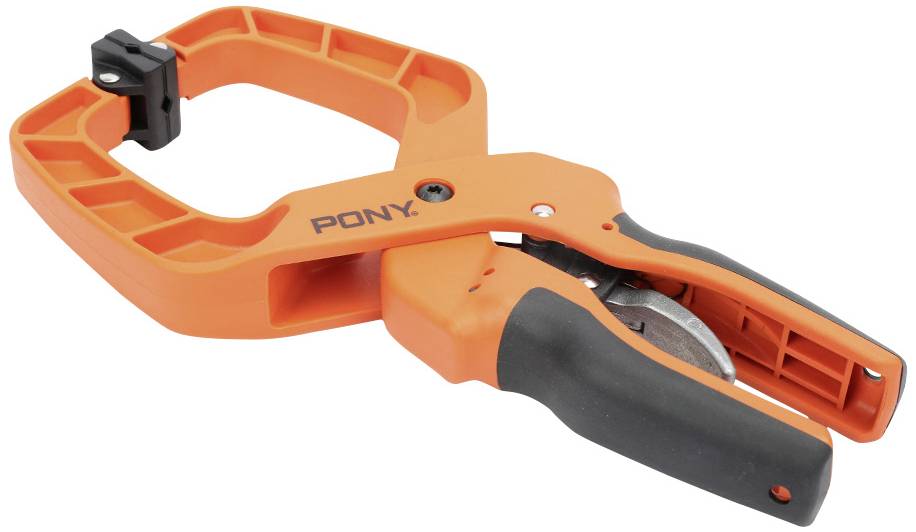 Oranžová pérová svorka s černou rukojetí a nápisem 'Pony', používaná k držení materiálů při tesařských nebo truhlářských pracích.