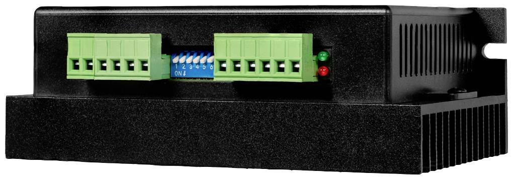 Černý, obdélníkový elektronický box se zelenými konektory a dvěma malými LED diodami, umístěný na ploché ploše.