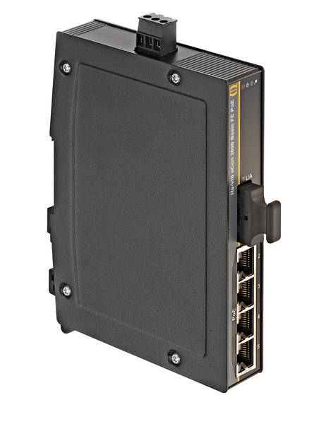 Černý síťový switch se čtyřmi ethernetovými porty na spodní straně, umístěný v pouzdře určeném pro průmyslové použití.