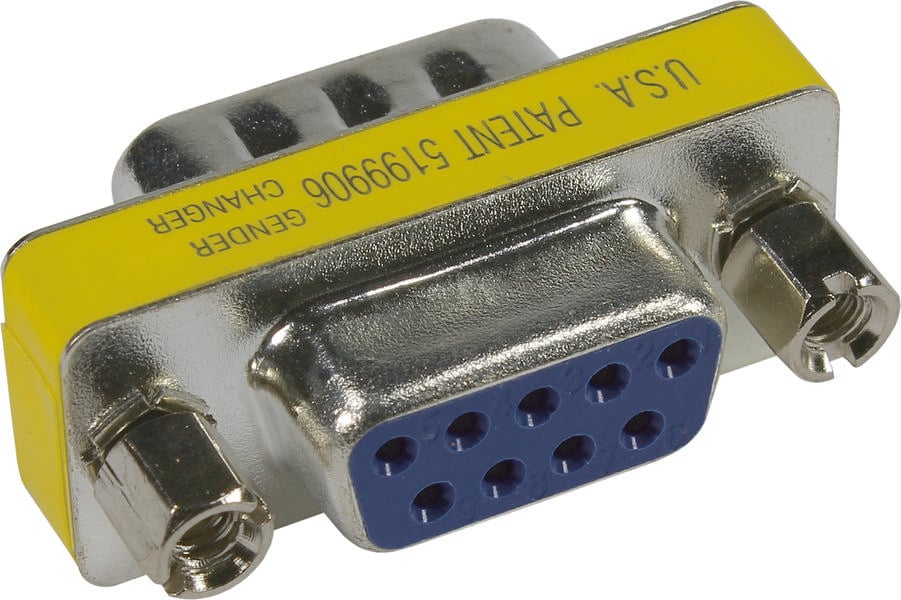 D-Sub adaptér se žlutou etiketou s nápisem 'U.S.A. Patent 5199906 Gender Changer'. Adaptér má 9-pinové konektory.