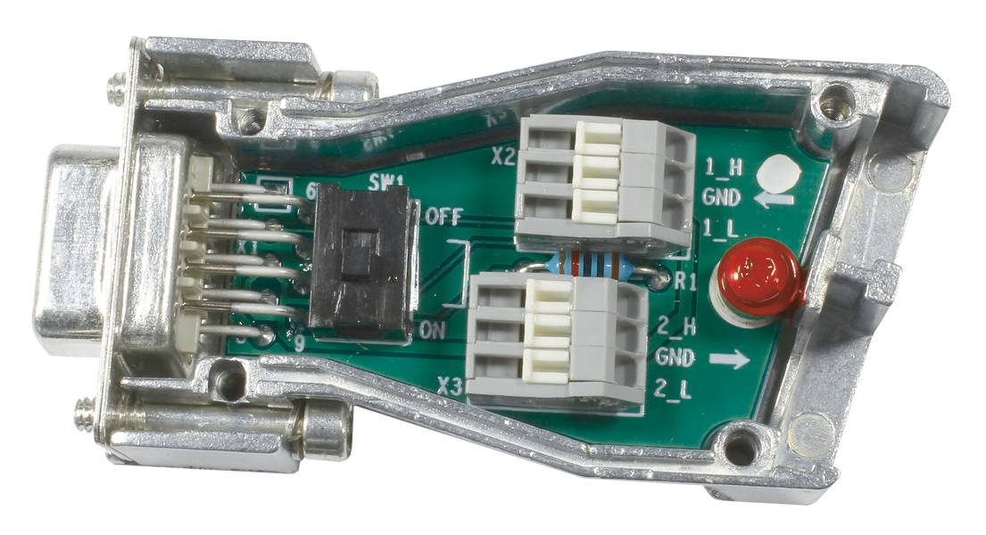 Elektronická součástka s kabelovými přípojkami, spínači a červenou LED diodou na zelené desce plošných spojů.