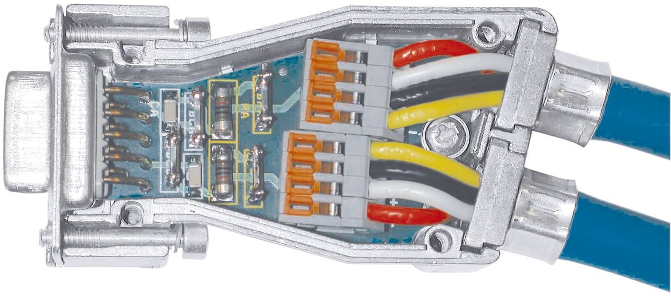 Detailní záběr otevřeného VGA konektoru s viditelnými barevně kódovanými vodiči a elektronickými komponenty uvnitř.