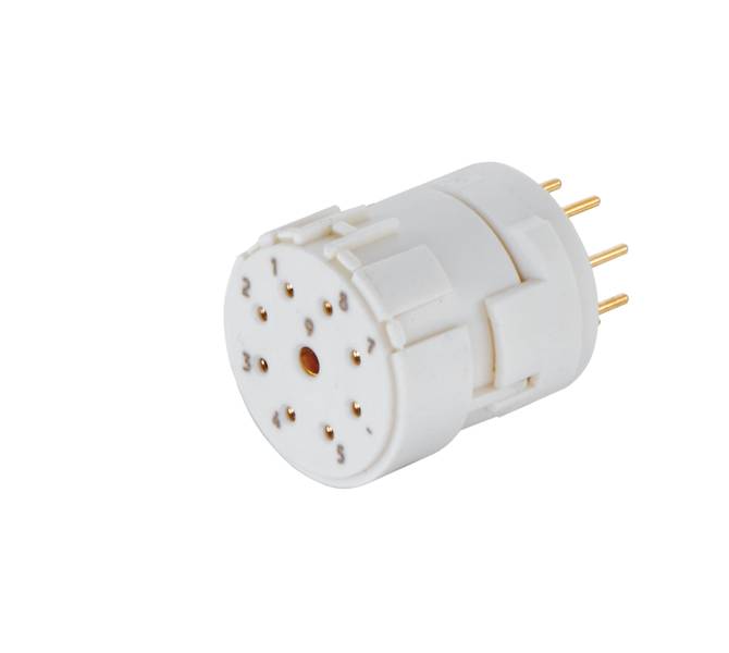 Elektronický konektor s válcovým, bílým pouzdrem a několika zlatými kolíky pro elektrické připojení.