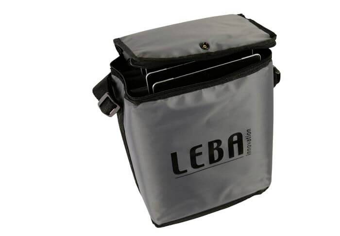Šedá taška s potiskem 'LEBA', obsahující několik úzkých přihrádek, pravděpodobně určených pro laptopy nebo tablety, s nastavitelným ramenním popruhem.