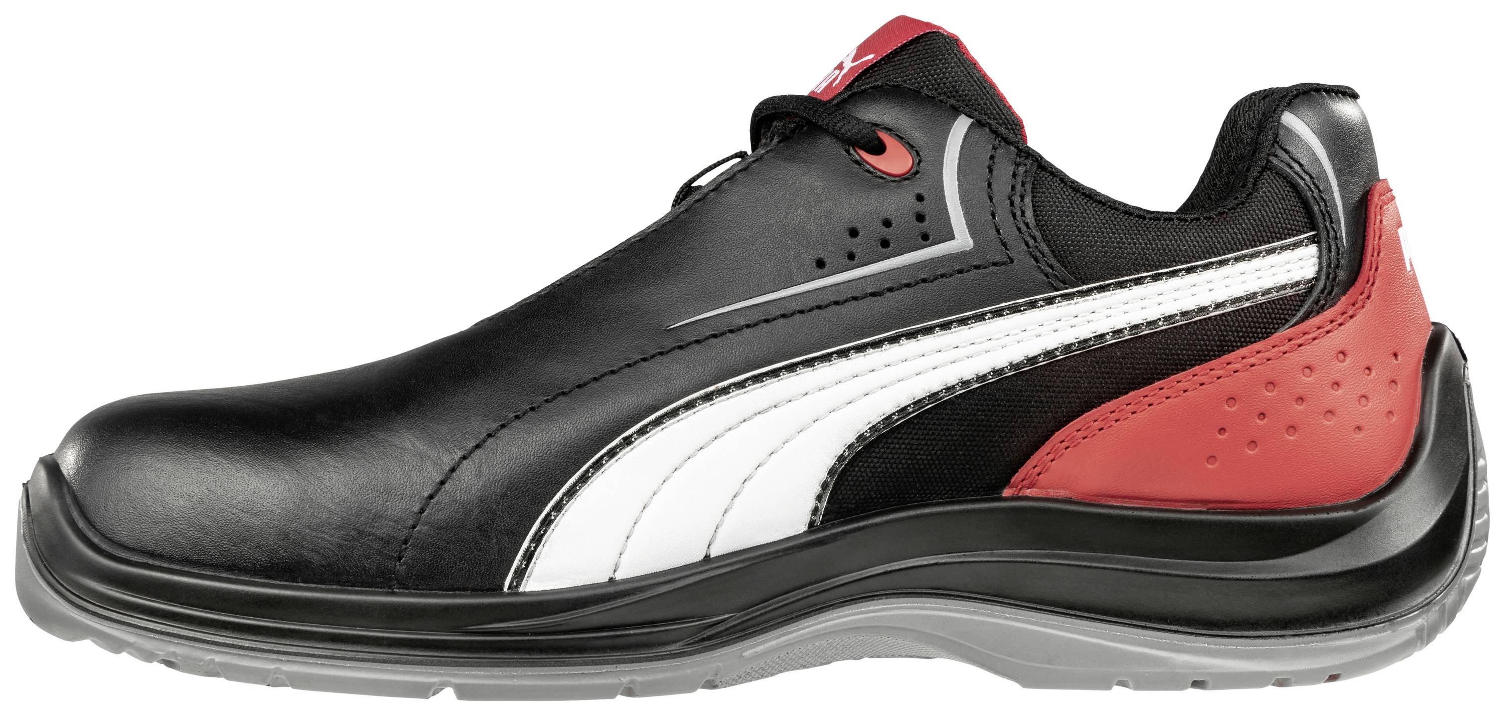 Černá sportovní bota s červeným a bílým akcentem, focená z boku. Bota má hladký povrch a je bez tkaniček.