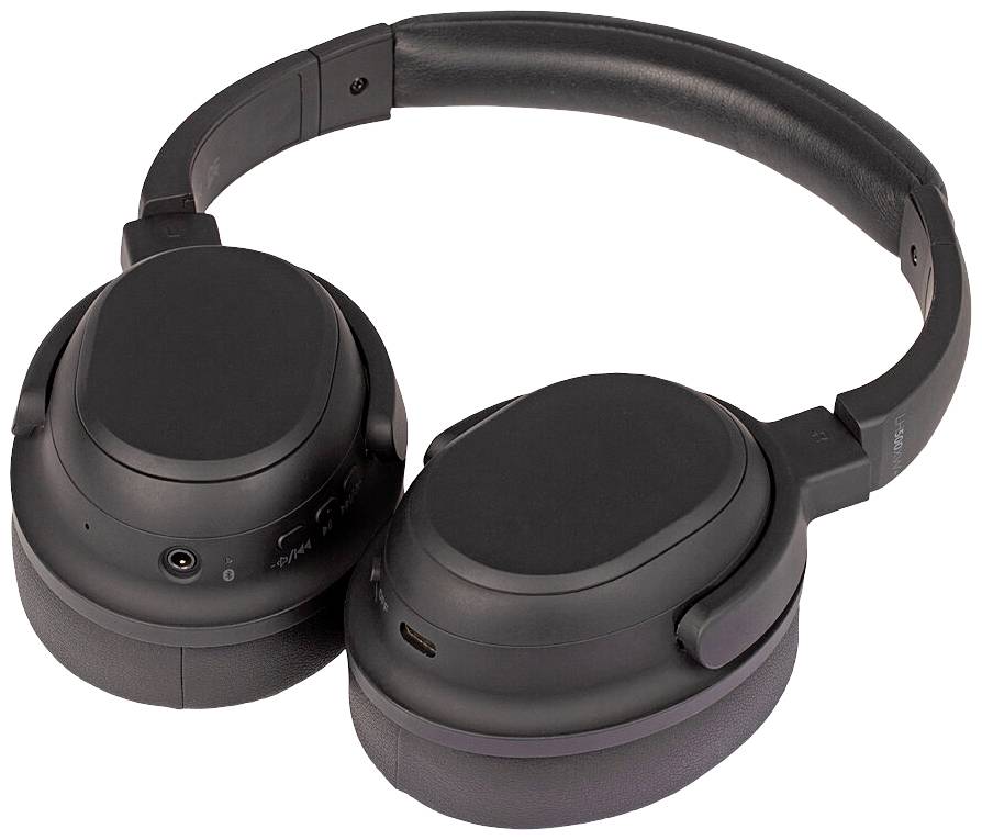 Černá bezdrátová Over-Ear sluchátka na bílém pozadí. Mají ovládací prvky a konektory umístěné na mušli.