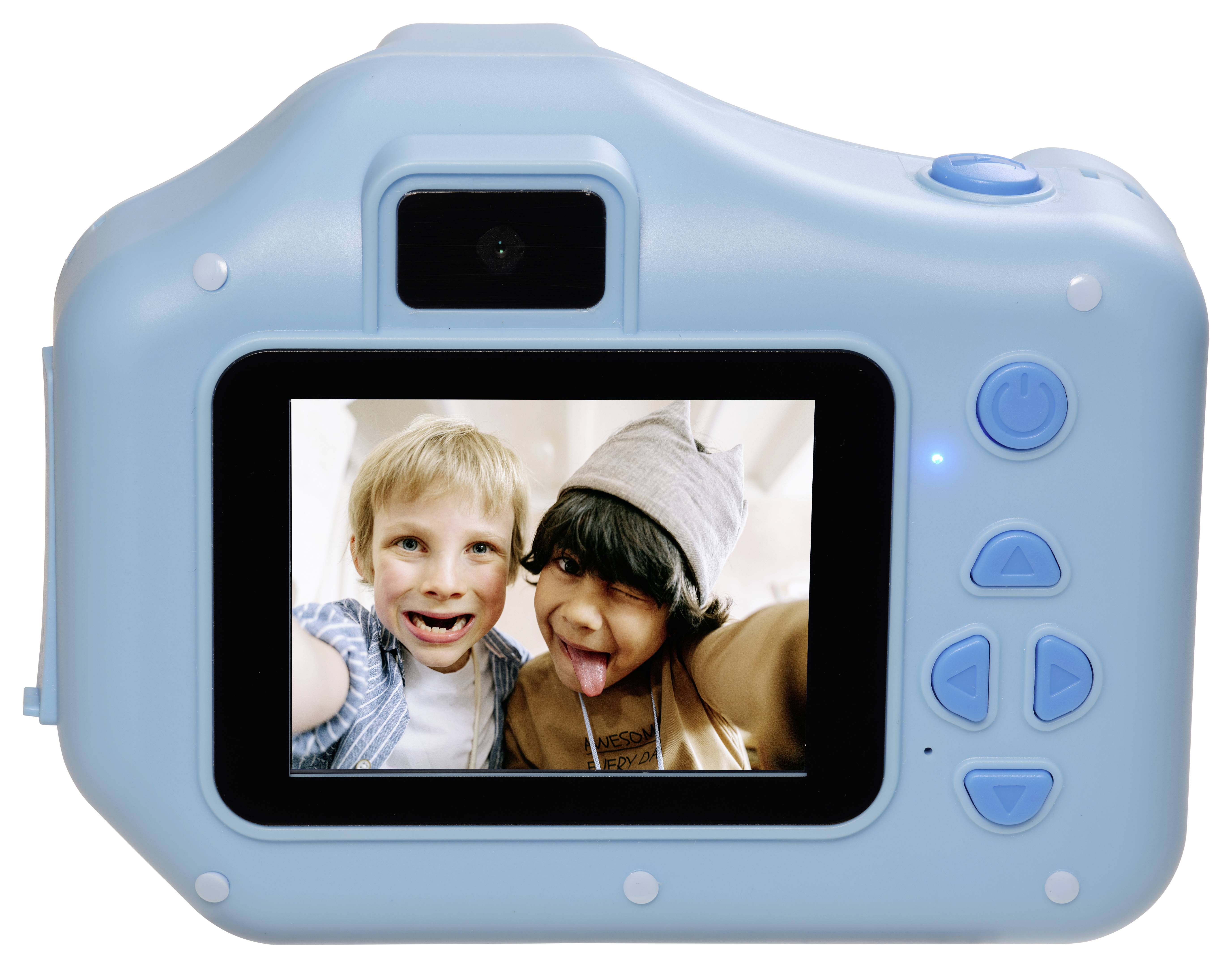 Dvě děti se vesele fotí selfie na displeji modré digitální kamery. Smějí se a baví se.