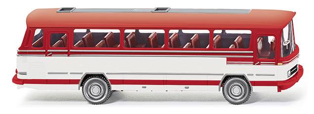 Model autobusu v retro stylu s červenými a bílými pruhy, zobrazující věrné sedačky a kola.