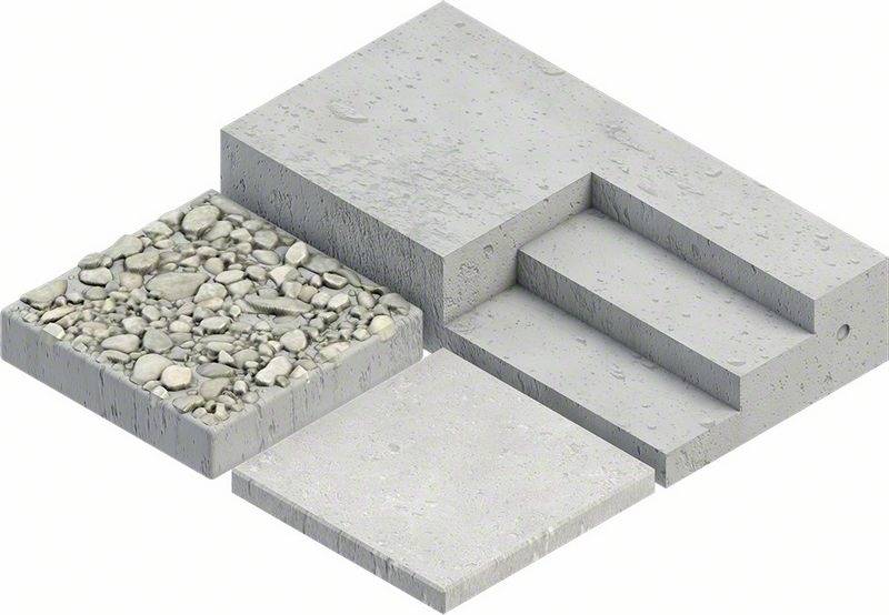 Designové betonové schody s hladkým povrchem a varianta s kamenitým povrchem, zobrazující rozdílné materiály a textury.