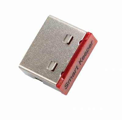 Stříbrný USB port s červeným plastovým krytem, na kterém je napsáno 'Smart Keeper'.