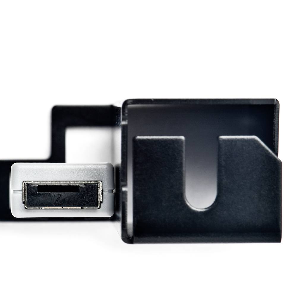 Detailní záběr USB konektoru vedle černého držáku. Ostření je zaměřeno na USB rozhraní.