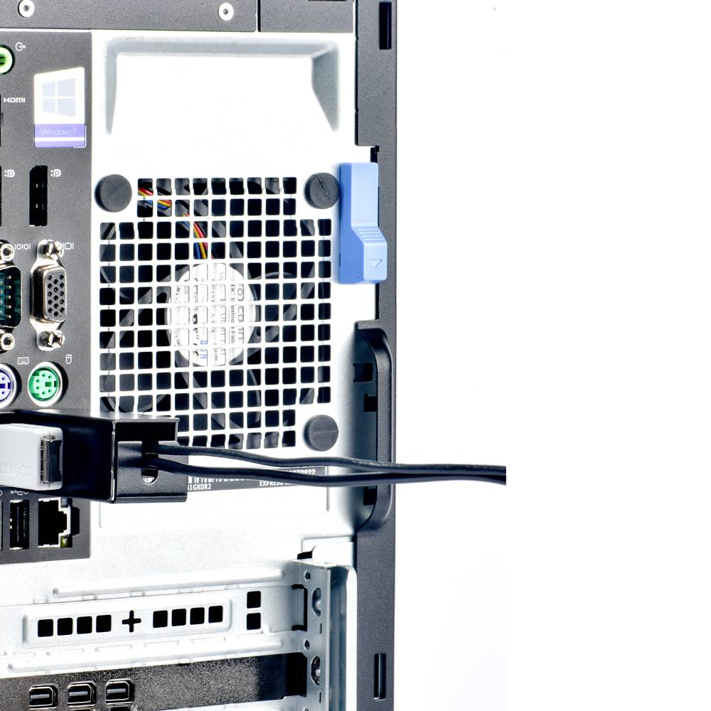 Pohled zezadu na počítačovou skříň s viditelnými porty a ventilátory. Jsou rozpoznatelné HDMI port, USB vstupy a napájecí konektor.
