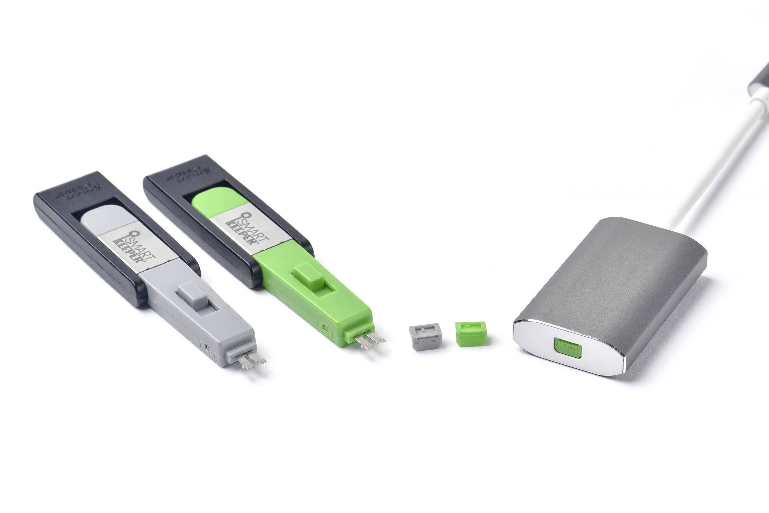 USB-C kabel je zobrazen s adaptéry v různých barvách. Adaptéry jsou k dispozici v šedé a zelené barvě.