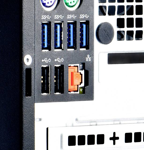 Počítačová skříň s různými porty: USB, Ethernet a audio. Červená svorka je umístěná v jednom ze slotů.