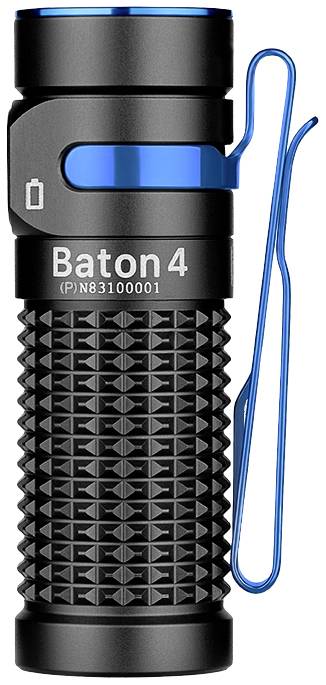 Černá svítilna s modrými akcenty a klipsem na kapsu. Na boku nápis modelového označení 'Baton4'. Kompaktní a robustní design.