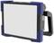 Přenosný LED stavební reflektor se stabilním tělesem a modrými zvýrazněnými rohy. Ideální pro osvětlení staveniště.