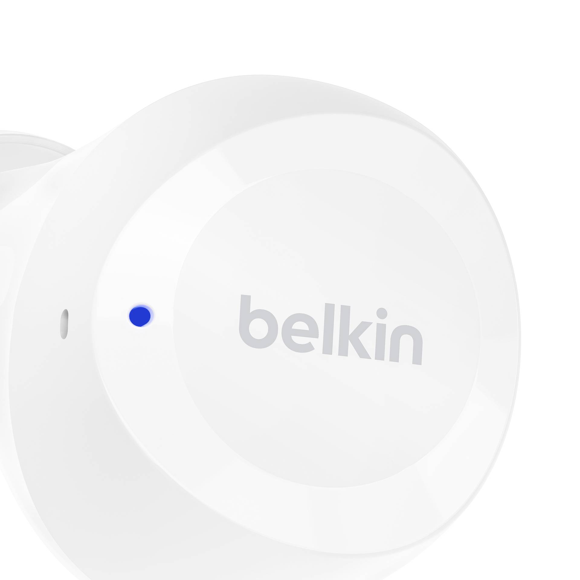 Bílé zařízení Belkin s modrým LED světlem na straně, pravděpodobně nabíječka nebo adaptér.