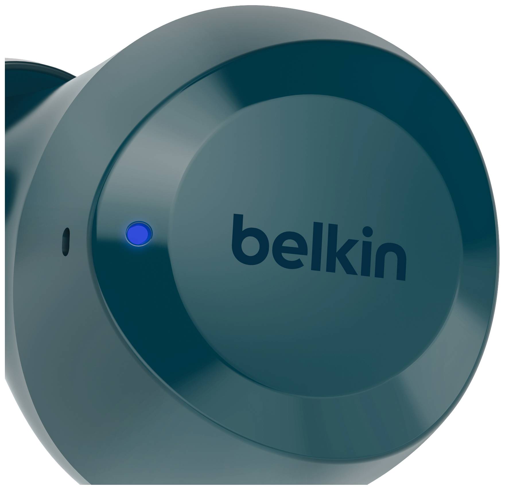 Sluchátka s logem 'belkin' a modrým LED osvětlením, detailní záběr, v tmavě zelené skořápce.