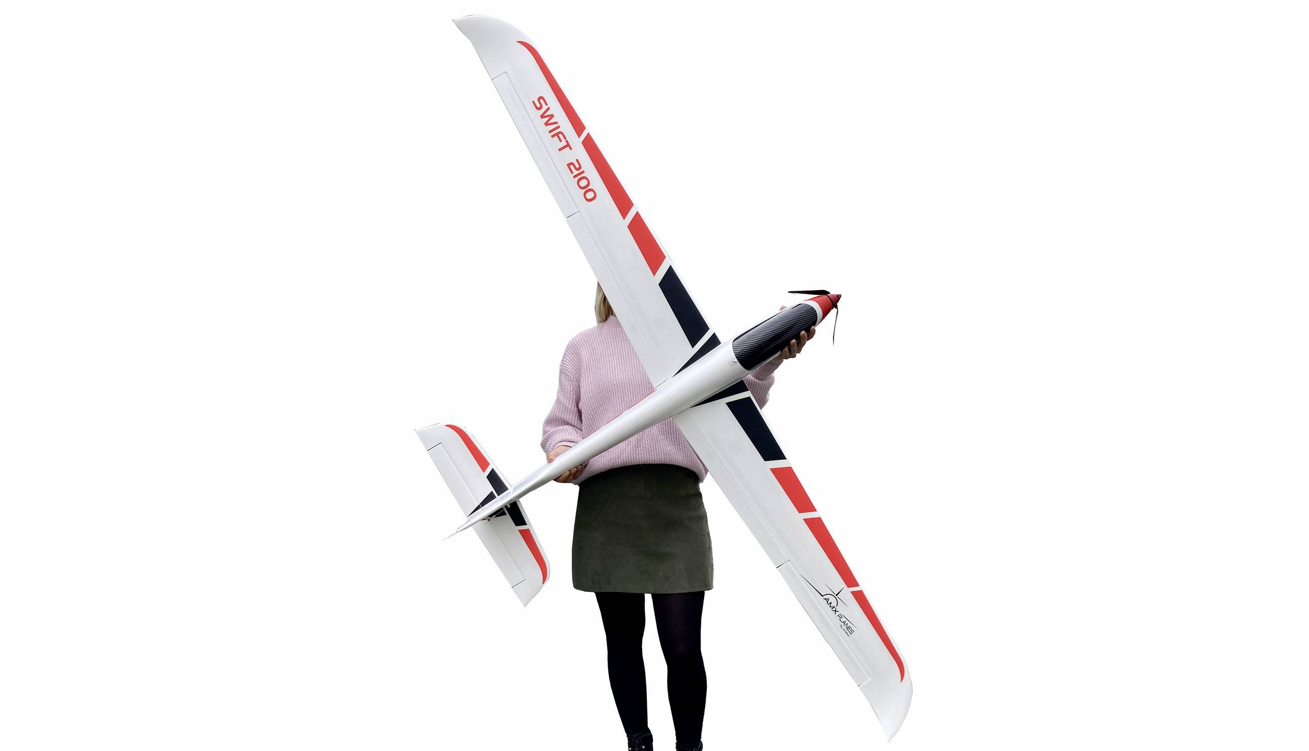 Osoba drží velký modelový letoun, který je bílý s červenými a černými detaily. Na letadle je nápis 'SWIFT 200'.