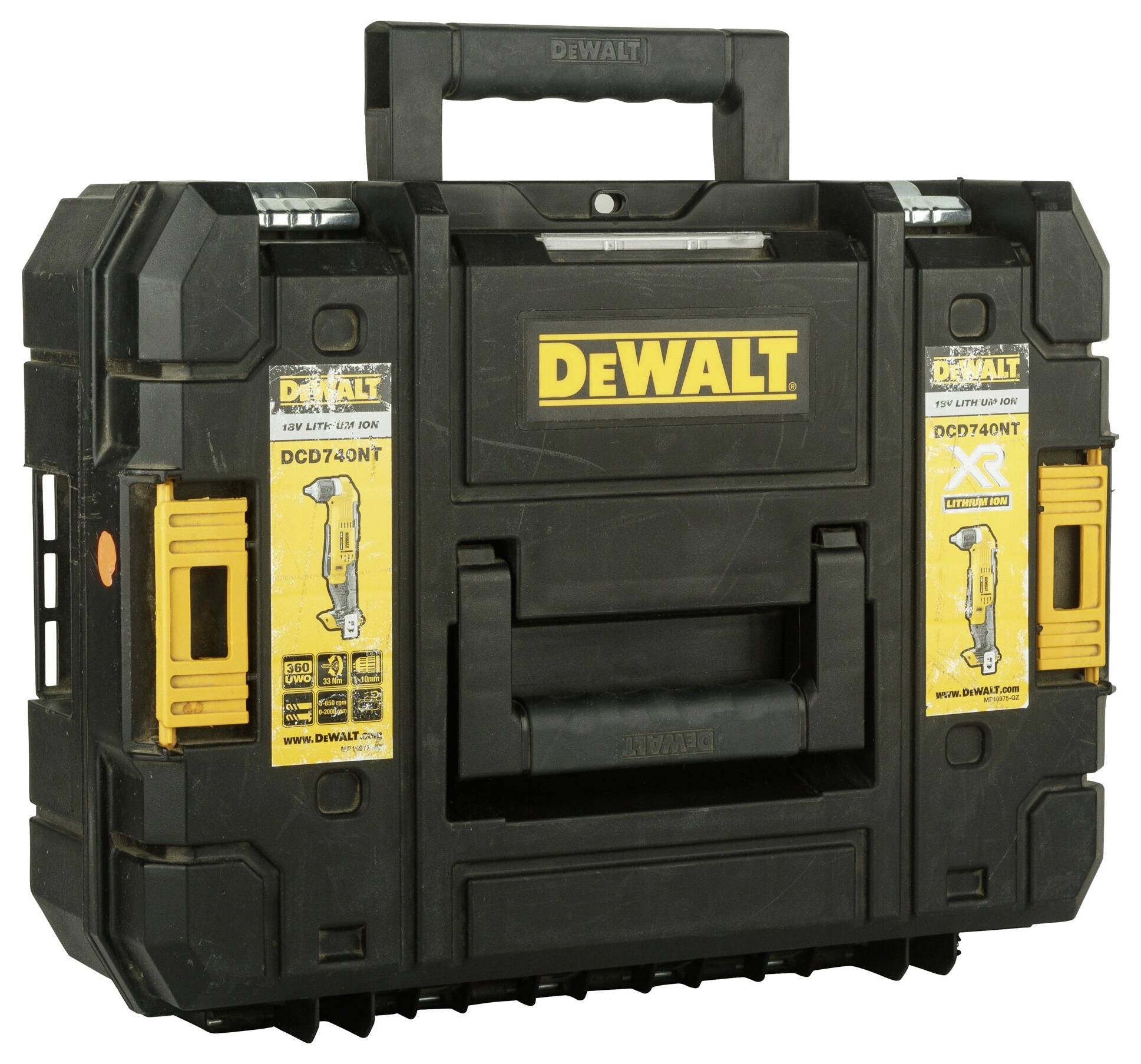 Černý DeWalt kufřík na nářadí se žlutým logem; štítky zobrazují modelové číslo 'DCD740NT'. Navržen pro přepravu elektrického nářadí.
